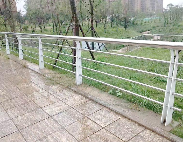 304不銹鋼管戶(hù)外欄桿 304不銹鋼管戶(hù)外欄桿